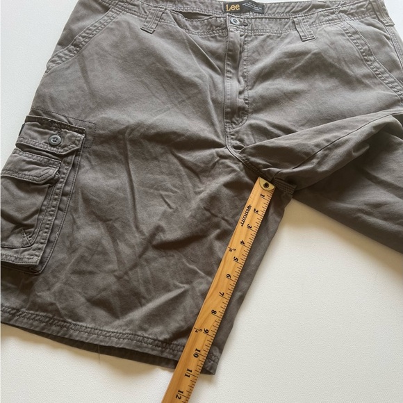 EUC Lee Dungarees Cargo‎ Shorts Green Men’s  Waist Actual 42x10" Inseam (B5) - Picture 4 of 8